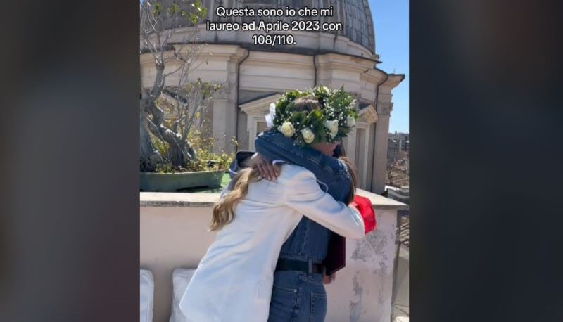 Si laurea con 108 ma è delusa del voto: "Dopo tre mesi non l’ho ancora accettato". La mail alla prof finisce su TikTok