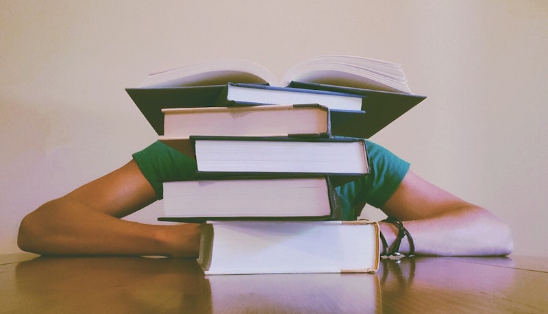 Caro-libri da record: fino a 700 euro per chi va in prima superiore. Ma secondo la legge si dovrebbe spendere la metà (almeno)