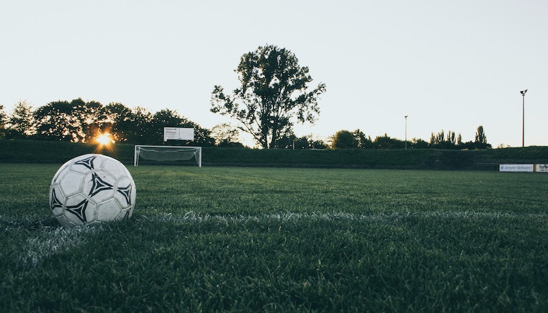 A 12 anni viene colpito da un fulmine sul campo di calcio: è grave