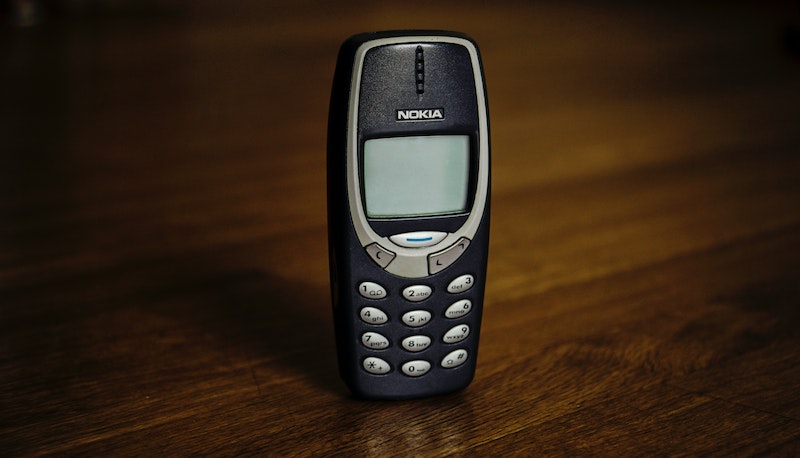La Generazione Z si "disintossica" dai social e compra i vecchi cellulari