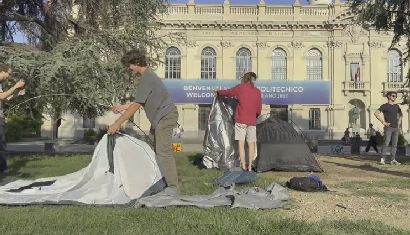 Caro affitti, studenti tornano in tenda davanti al Politecnico di Milano