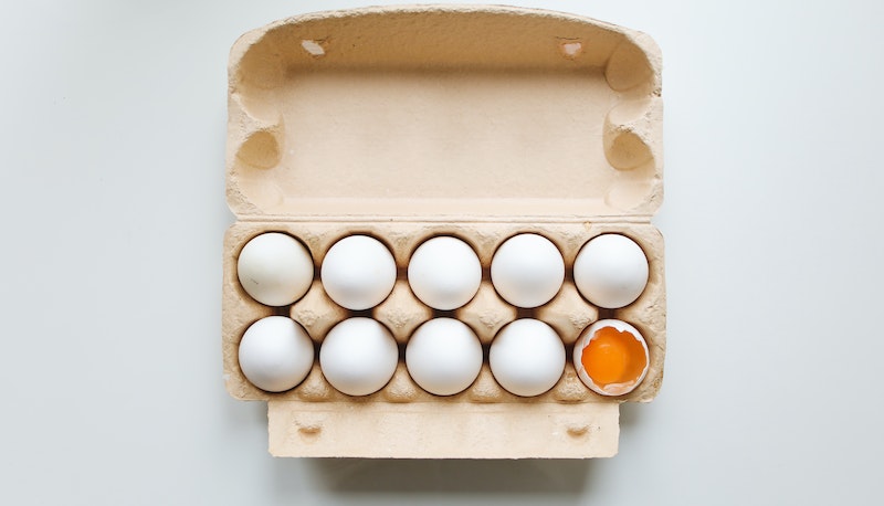 Egg Crack Challenge, genitori che rompono un uovo in testa ai figli: la nuova assurda sfida sui social