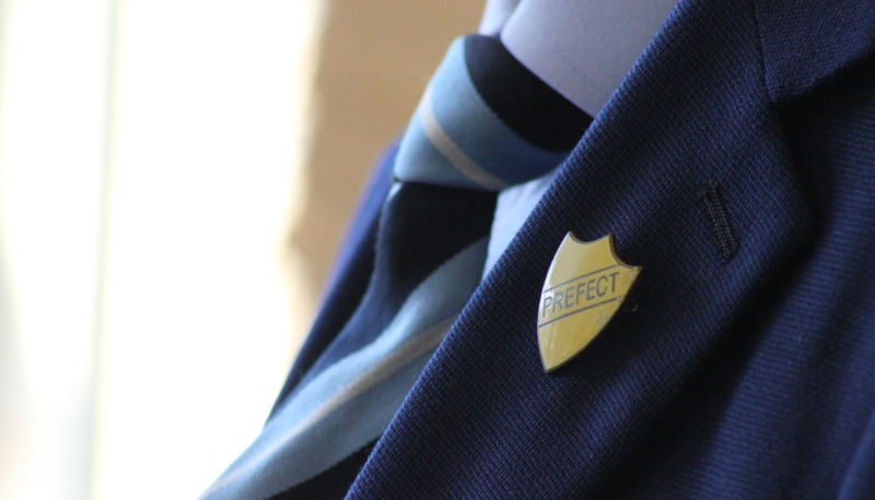 Dress code a scuola, la circolare di un preside fa scoppiare le polemiche: “È un ritorno al medioevo”