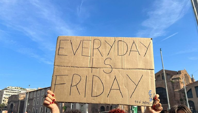 Fridays For Future, in migliaia al corteo di Roma: “Siamo qui per il futuro della nostra generazione, chiediamo scuole e università green”