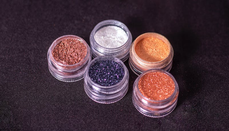Glitter vietati e non solo: ecco i prodotti diventati "fuori legge"