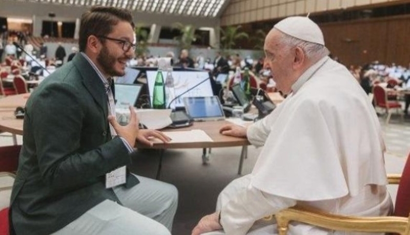 Papa Francesco firma la giustificazione per l’università di Wyatt, il più giovane partecipante al Sinodo