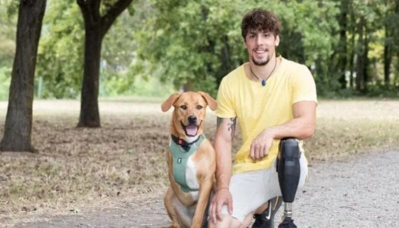 Studente e cane entrambi senza un arto cercano casa, l’appello social è virale