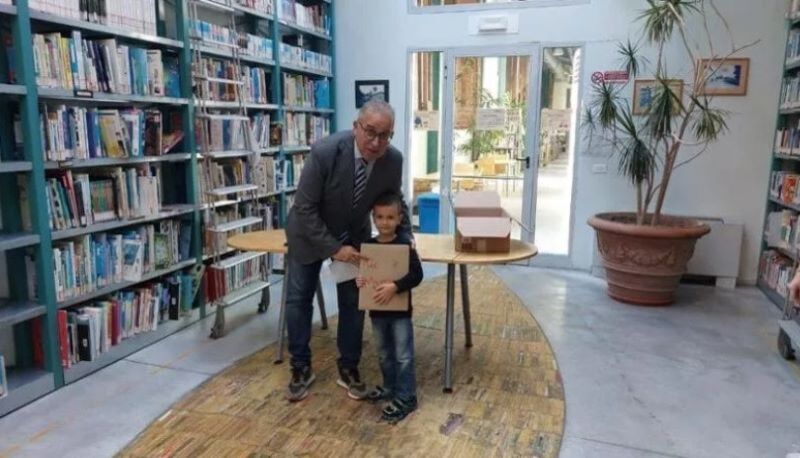 Mattia 5 anni prende a prestito 125 libri in biblioteca in un anno e li legge tutti