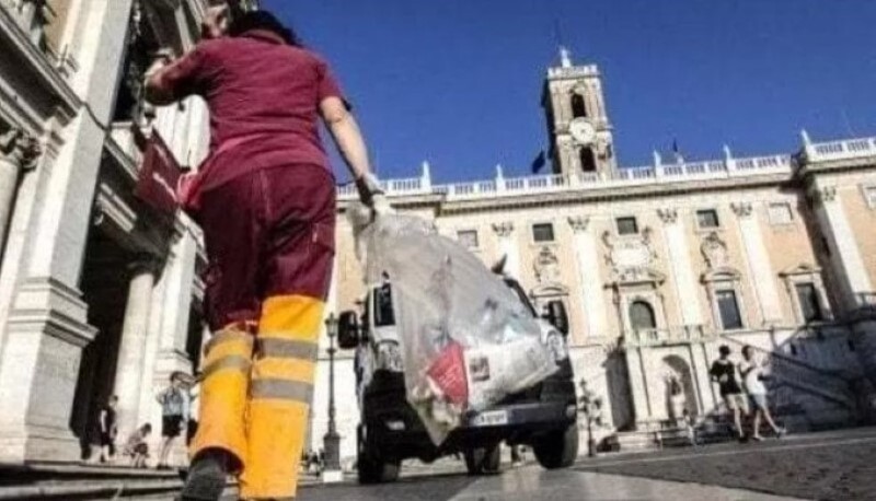 Susanna a 22 anni fa la spazzina e studia Farmacia all’università: "Felice di questo lavoro"